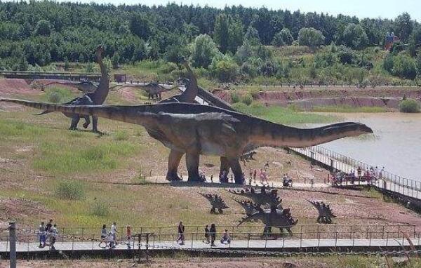 三角龙：北美洲大型恐龙（长8米/最强食草恐龙之一）