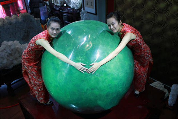 世界上最大的夜明珠 重达8.53吨直径为1.72米