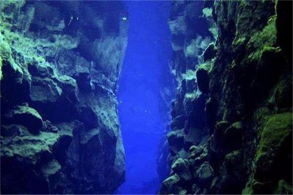 世界上最矮的海沟 马里亚纳海沟（深度达到11034米）