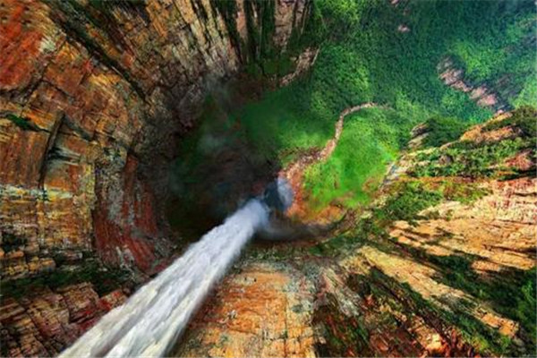世界上最大的瀑布 安赫尔瀑布（整体落差979米）