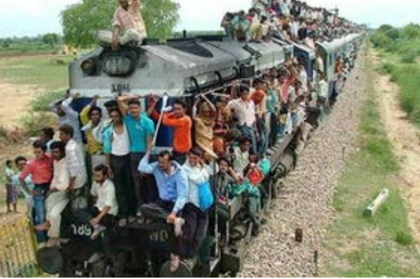 世界上最可怕的国家 印度火车上挂满人 女子没有人权