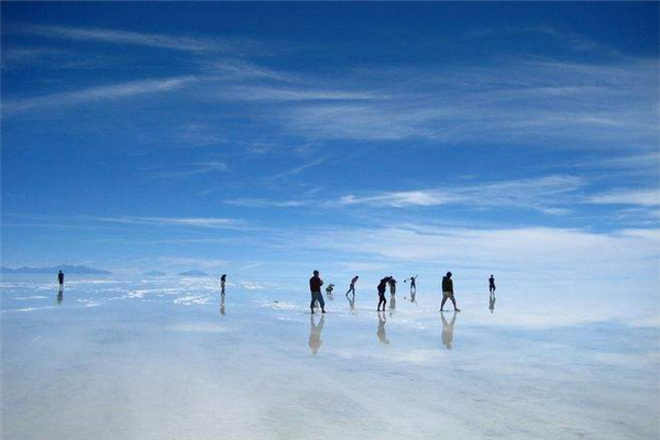 世界上最大的盐滩 乌尤尼盐沼地（海拔高达3656米）