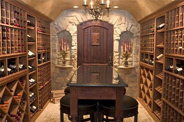 世界上最小的酒窖 日本私人酒窖（仅能放下七瓶红酒）
