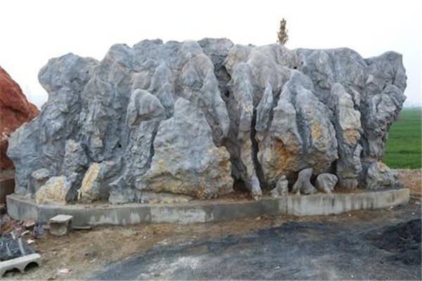 世界上最大的玉原石 灵璧石（高9.1米宽2.95米）