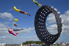 世界上最大的风筝 名叫舞龙,长达八公里的巨龙