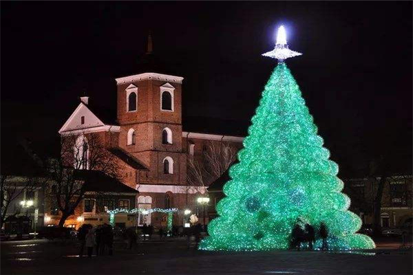 世界上最大的人工圣诞树 高达85米重达542吨