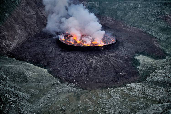 世界上最大的岩浆湖 尼拉贡戈火山（位于非洲东部）