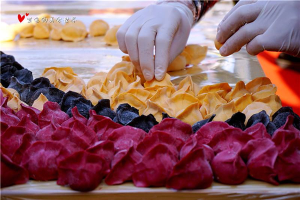 世界上面积最大的饺子拼图 由7000个饺子拼成的