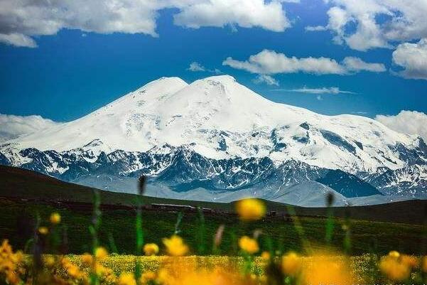 欧洲的最高峰:厄尔布鲁士山，海拔5642米(休眠火山)