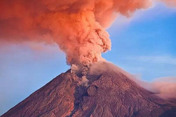 火山是怎么形成的?板块运动，地壳岩浆喷发(地下150千米)