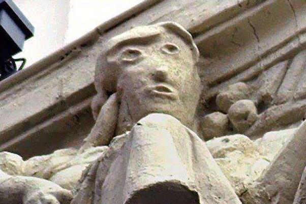 欧洲雕像毁容式修复:眼睛歪嘴斜，三维变二维(滑稽创作)
