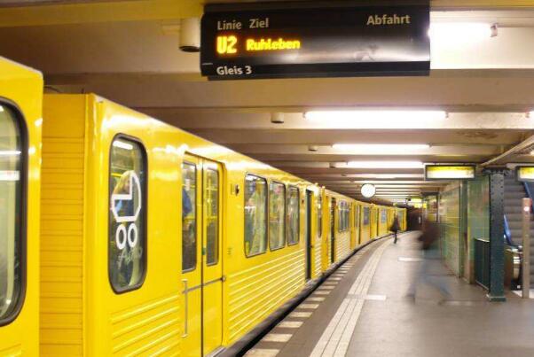 德国第一条地铁:柏林地铁，总长332千米(90%位于地下)