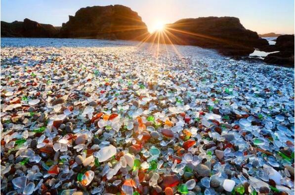 世界上最美的海滩:赛舌尔500种植物，玻璃海滩五彩斑斓