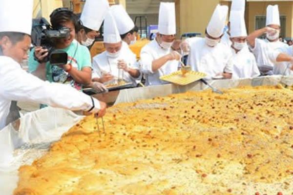 世界上最大的南瓜饼:宽达4米(用挖掘机才能搅拌)