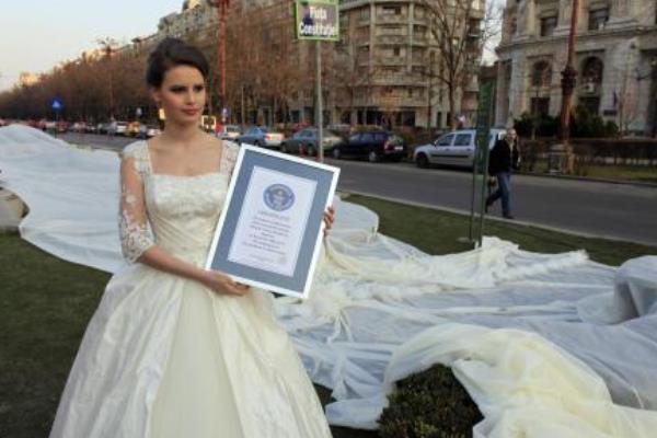 世界上最重的婚纱重127斤 镶满洛世奇水钻(穿戴需20分钟)