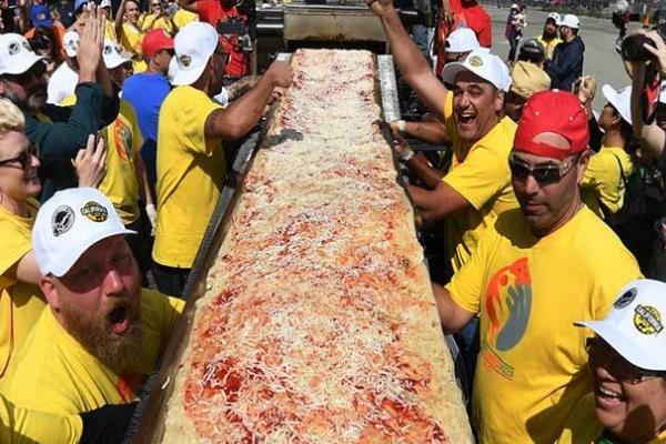 世界上最长的披萨:全长可达2公里(几千人都吃不完)