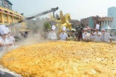 世界上最大的南瓜饼:宽达4米(用挖掘机才能搅拌)