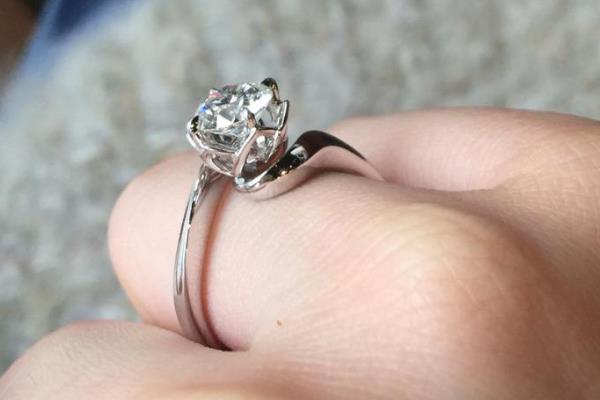 世界上最小的结婚戒指:由DNA环组成(是头发的千分之一)
