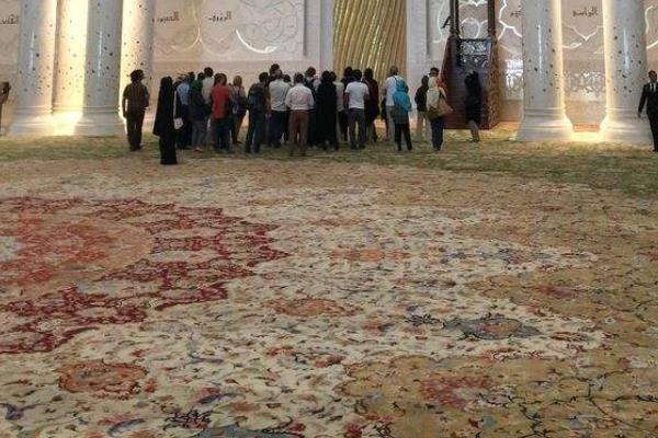 世界上最大的波斯地毯:铺满整个清真寺(结就打了2亿个)