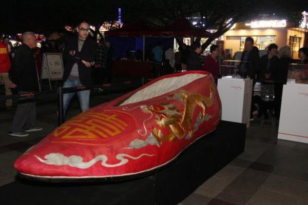世界上最大的绣花鞋:长达2.8米(能并排躺下三个人)