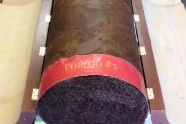 世界上最大的雪茄:是电线杆的3倍粗(1.6万片烟叶制成)