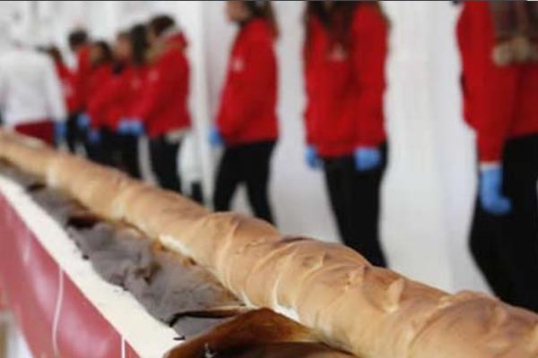 世界上最大的面包:全长1700米(白糖就用了1吨)