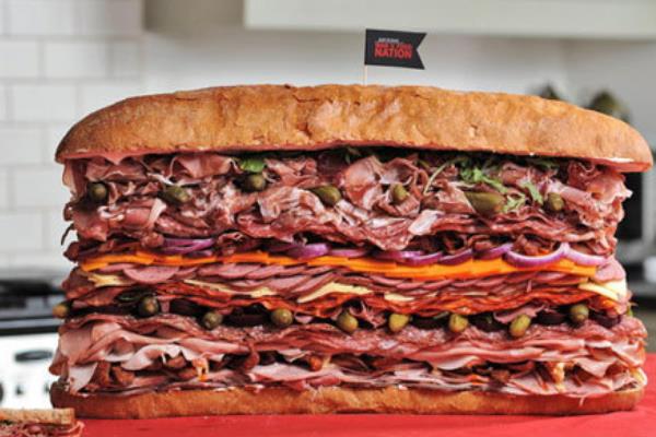 世界上最大的三明治:一个人没法抱住(宽3.5米/重3吨)