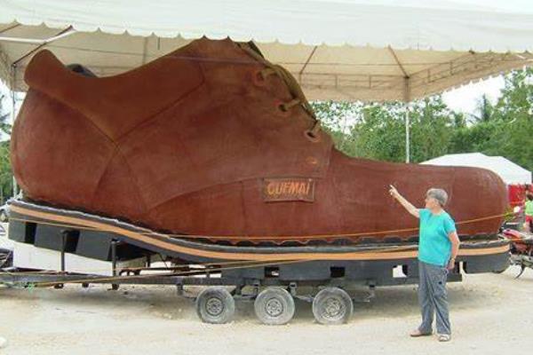 世界上最大的凉鞋:长达5.4米(比成年男性还高)