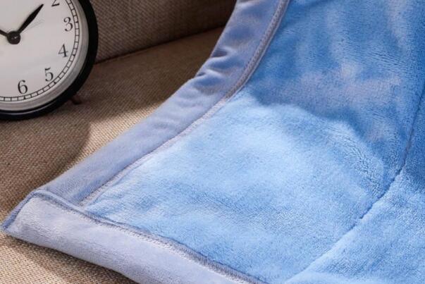 毛毯能用洗衣机甩干吗?不能，影响毛毯和洗衣机的寿命