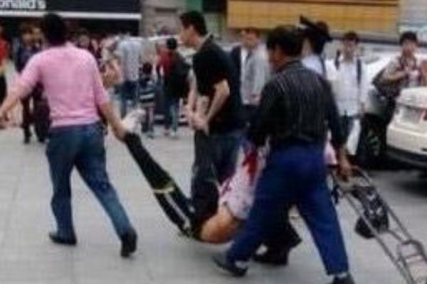 广州白云区网吧砍人案:两名嫌犯在网吧被盘查(砍伤民警)