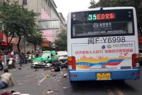 龙岩劫持公交车事件:持刀劫车8死25伤(与居委会有矛盾)