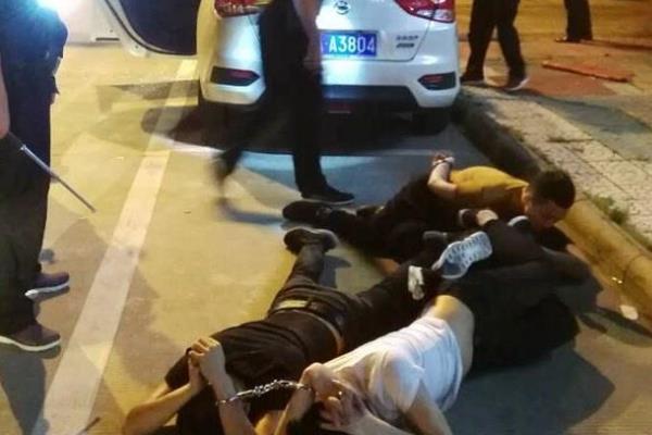 东莞街头械斗事件:两百人持械斗殴(16岁少年被砍死)