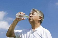 八杯水正确喝水时间表 掌握正确喝水时间可以排毒养颜