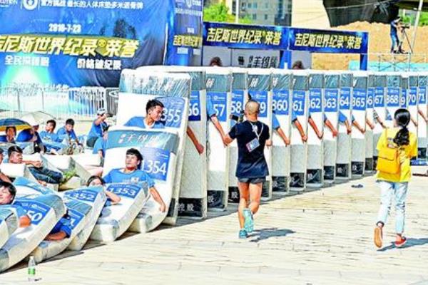 世界上最长的人体多米诺:2016名武汉市民创奇迹(耗时14分)