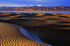 世界上最高的沙漠:库木库里沙漠(海拔4706米/形成月牙湖)