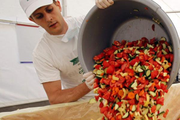 世界最大最重的蔬菜沙拉:重达19.05吨(西红柿就用了6吨)