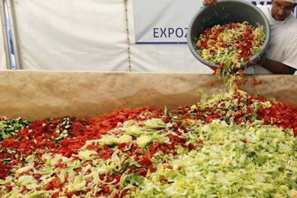 世界最大最重的蔬菜沙拉:重达19.05吨(西红柿就用了6吨)