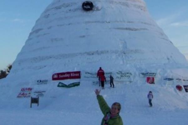 世界上最大最高的雪人:整根云杉制成手臂(身高可达37米)