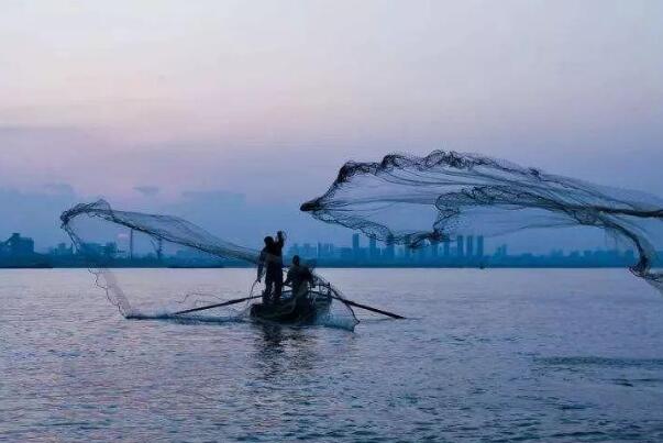 长江重点水域，10年禁渔开启:高龄渔民全改行，工作难找