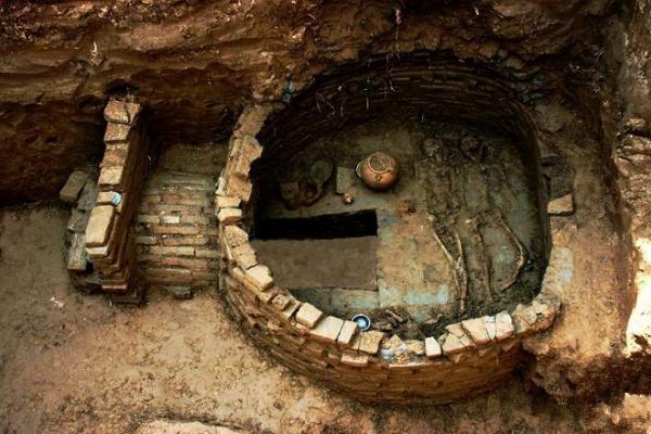 陕西最有名的盗墓人:家中藏250多件文物(琉璃发簪最珍贵)