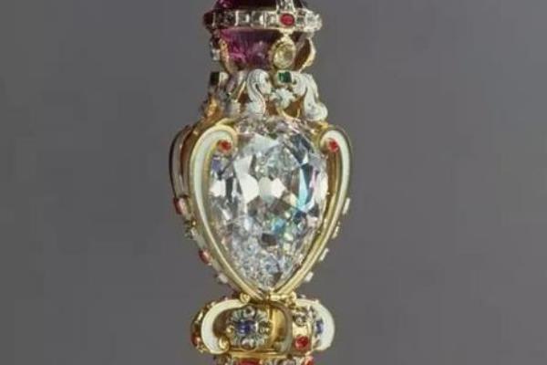 世界上最大的钻石库利南钻英国展出 两颗镶嵌在王冠上