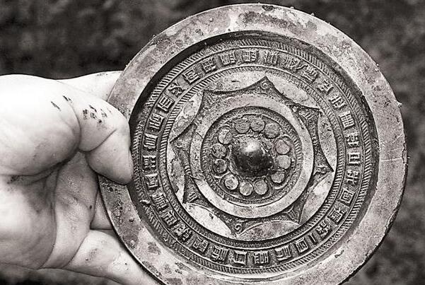 西汉千年魔镜 利用铜镜厚薄反射光线成图像(不是真正透光)