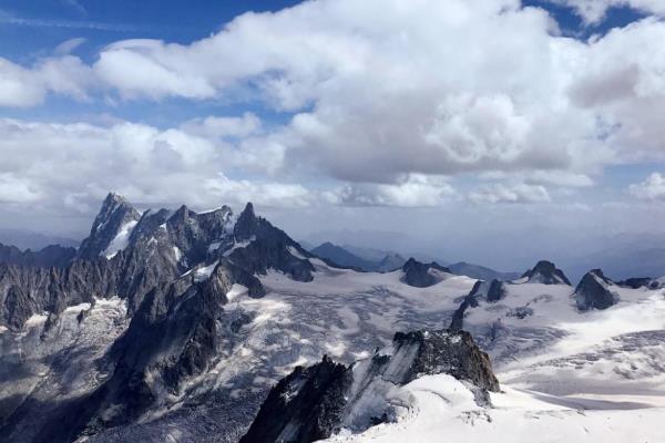 阿尔卑斯山脉最高峰是什么峰?勃朗峰(海拔高4810米)