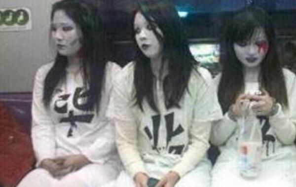 上海地铁女僵尸事件：2012年女大学生万圣节cosplay