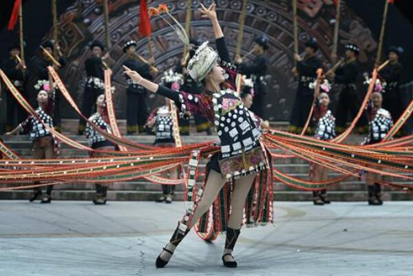 苗族的传统节日 吹芦笙跳芦笙舞过苗年踩花山(活动多姿多彩)