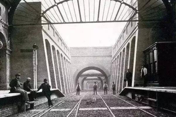 世界上第一条铁路 英国1825年修建达林顿铁路(耗时三年)