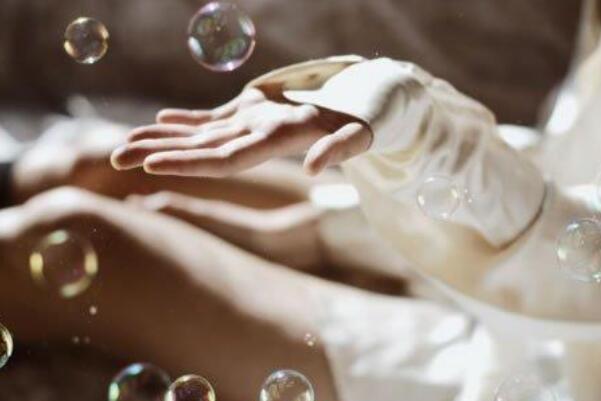为什么香皂和洗发露的泡沫都是白的 泡沫无色透明(折射光)