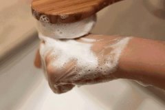为什么香皂和洗发露的泡沫都是白的 泡沫无色透明(折射光)