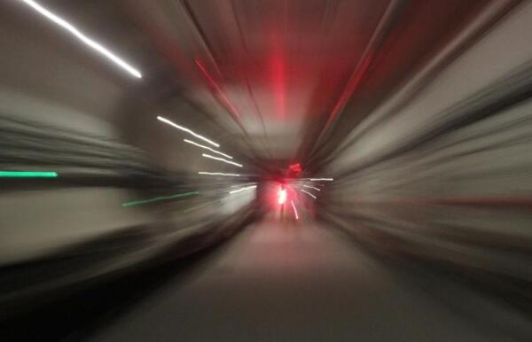 时间隧道是否存在：理论存在，目前科学技术还不能证实