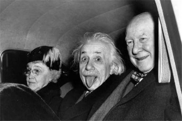 爱因斯坦活了多少岁啊：爱因斯坦活了76岁（世纪伟人）